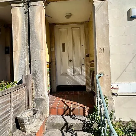 3 Bed Penthouse Flat With Conservatory & Roof Terrace - Views