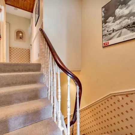 3 Bed Penthouse Flat With Conservatory & Roof Terrace - Views *