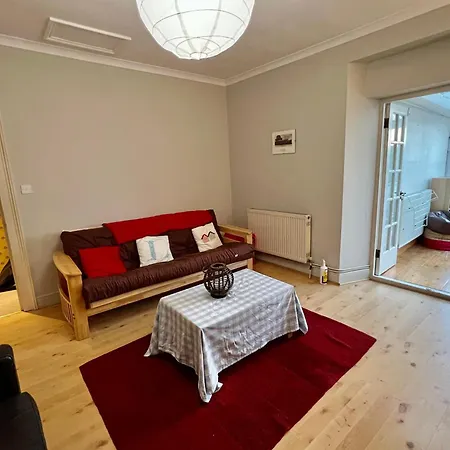 3 Bed Penthouse Flat With Conservatory & Roof Terrace - Views Apartment *