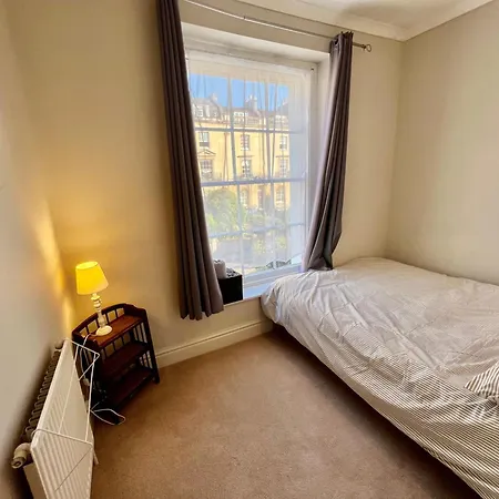 Apartment 3 Bed Penthouse Flat With Conservatory & Roof Terrace - Views *