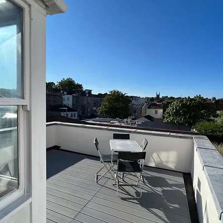 Apartment 3 Bed Penthouse Flat With Conservatory & Roof Terrace - Views