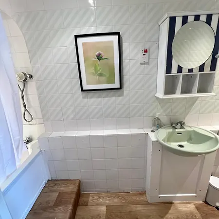 3 Bed Penthouse Flat With Conservatory & Roof Terrace - Views Apartment *