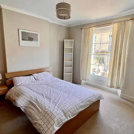 Apartment 3 Bed Penthouse Flat With Conservatory & Roof Terrace - Views