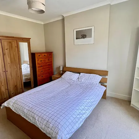 3 Bed Penthouse Flat With Conservatory & Roof Terrace - Views Apartment