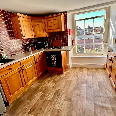 Apartment 3 Bed Penthouse Flat With Conservatory & Roof Terrace - Views