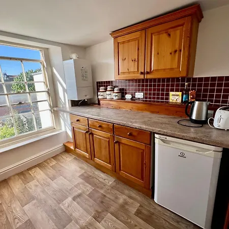 Apartment 3 Bed Penthouse Flat With Conservatory & Roof Terrace - Views
