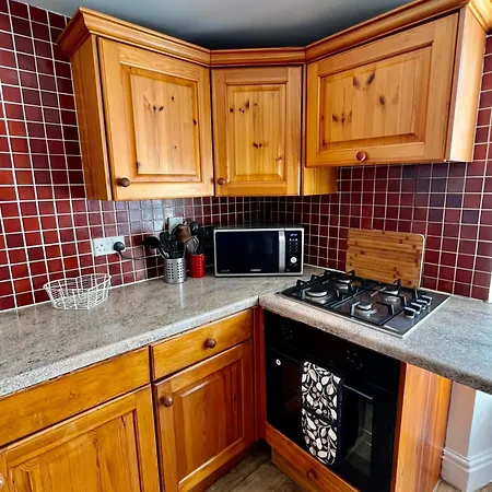 Apartment 3 Bed Penthouse Flat With Conservatory & Roof Terrace - Views *